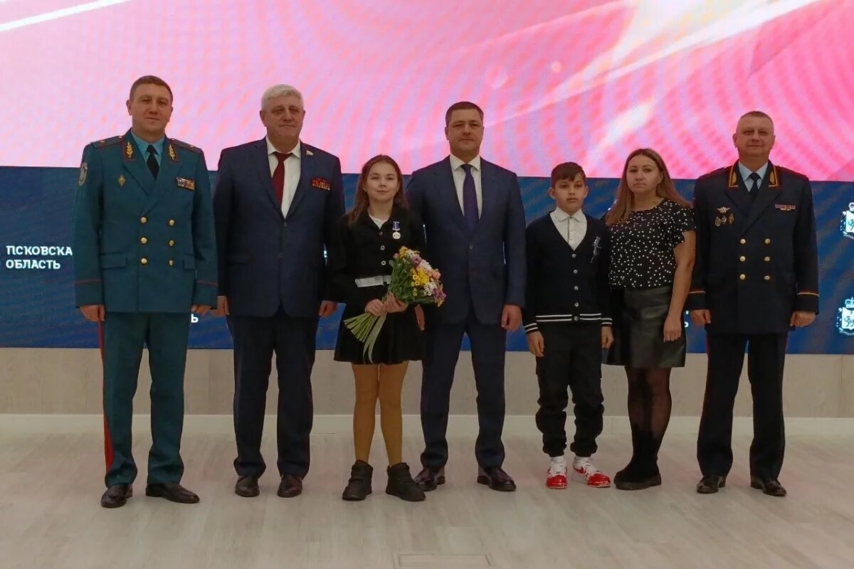    Медали «За проявленное мужество» удостоили двух псковских школьников