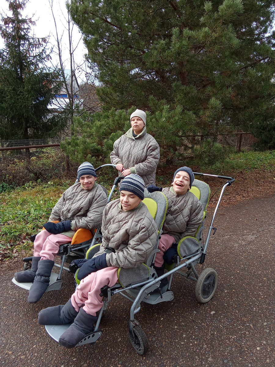 Мы с мальчишками в одинаковых куртках. Нам удобно.