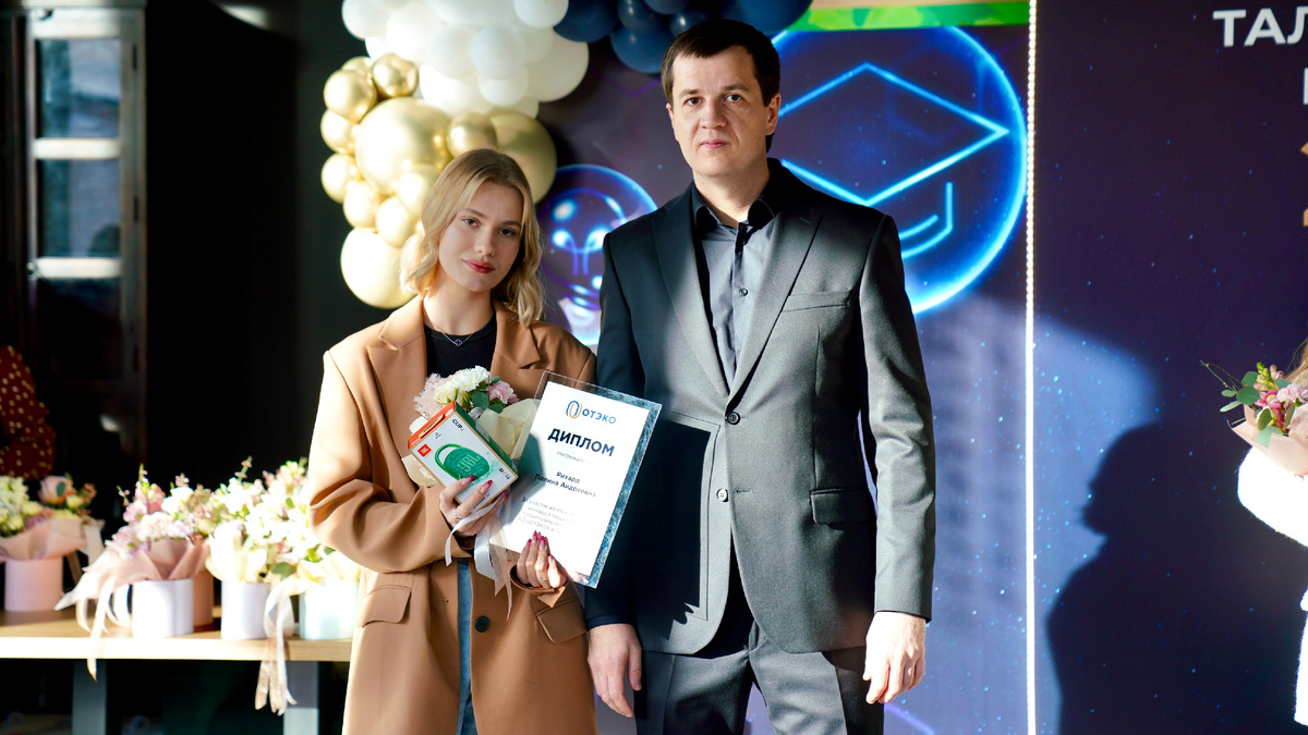 Директор по корпоративной социальной ответственности ОТЭКО Александр Бурмака награждает участников Программы поддержки талантливой молодёжи Таманского полуострова