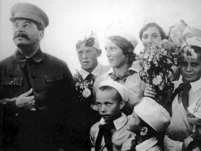 Иосиф Сталин и пионеры, СССР 1930-е годы. фото из ria.ru