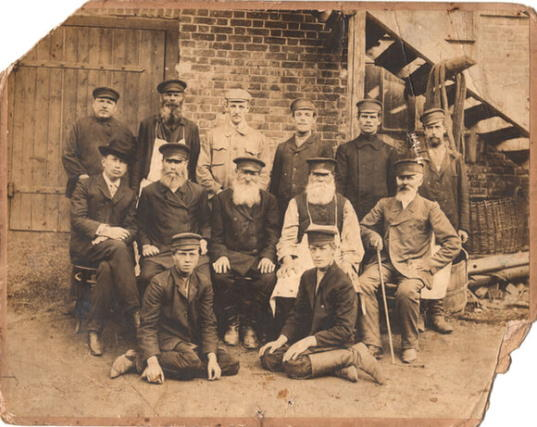 Иллюстрация. https://kriminalnn.ru/wp-content/uploads/2023/06/inzhener-Albert-YUrgens-v-Bogorodske.jpg На фото один из погибших втом мятеже (в белом френче) в окружении тех, кто поддержал новую власть. Судя по одежде, слои населения разные. На врагов не похожи, иначе, зачем вместе фотографироваться да еще с таким пафосом и удовольствием? Момент истории - как мимолетная вспышка или повод для обжигающей памяти, каждый решает сам..