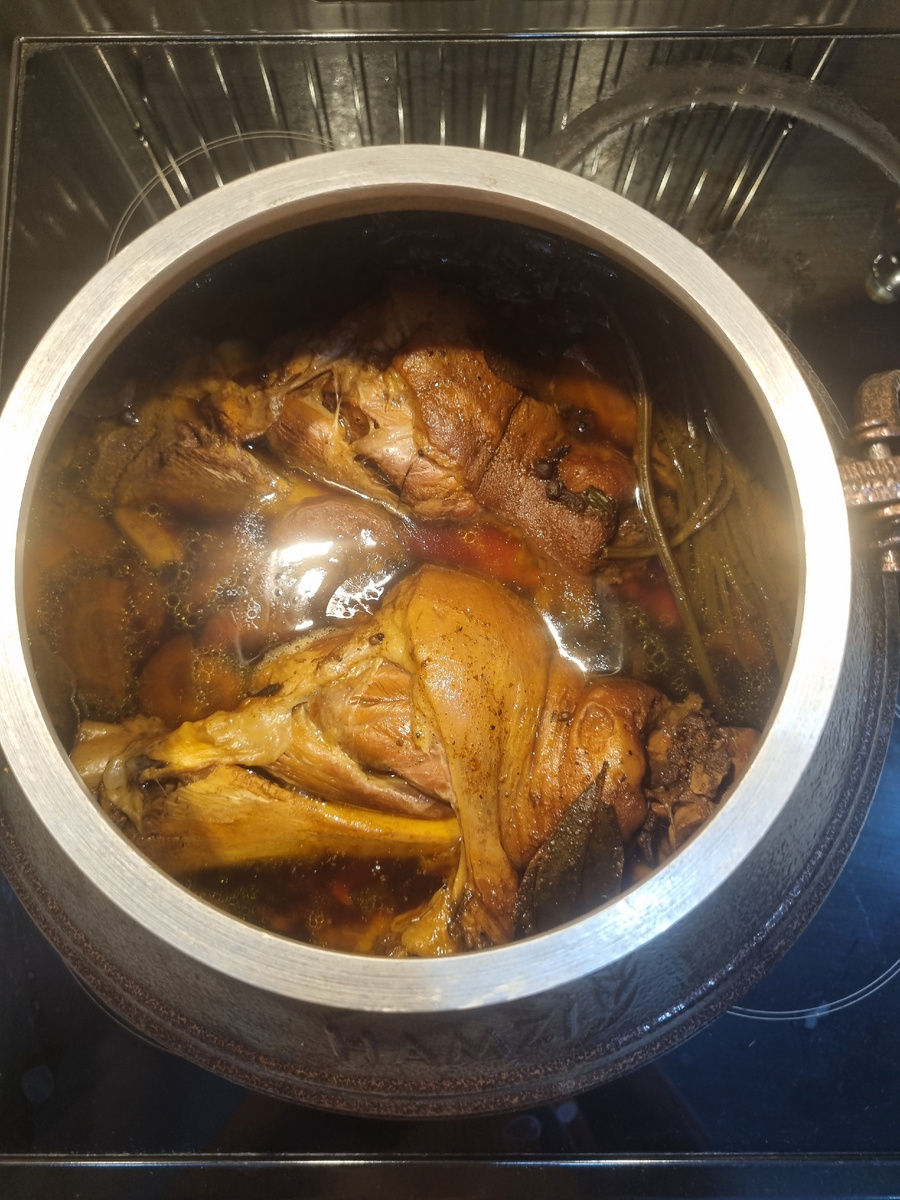 Рулька спустя 1,5 часа в казане. Можно было на пол часа меньше готовить, мясо немного рассыпается и отходит от кости.