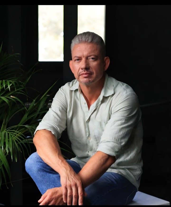 Ну кто же любит боль? Нет, есть такие люди, но этот текст не для них =) В основном вы чаще ругаетесь на боль, вы ее боитесь, вы ее не хотите. Перед любой процедурой вы спрашиваете доктора: будет больно? И вы ждете, что вам скажут, нет-нет, только чуть некомфортно.А ведь организм говорит с вами через боль. Голова раскалывается, опять давление, спина ноет, живот режет, суставы ноют, поясница побаливает. А боль, всегда язык тела, и он всегда пытается что-то сказать.Головная боль может быть сигналом не только сосудов, но и напряжения. Боль в спине часто говорит о перегрузе, а стресс зажимает желудок чаще, чем плохой ужин.Организм не умеет писать сообщения в WhatsApp. Его способ достучаться это включить сигнал тревоги на уровне тела. И вот здесь важно вот что: если мы просто глушим боль таблеткой, мы выключаем сигнализацию, но не решаем проблему. Это как выключить лампочку, которая на панели предупреждает об опасности.Психосоматика и гипноз позволяют расшифровать этот язык. Вы учитесь понимать, о чём говорит тело, можете снять напряжение на уровне психики и убрать саму причину, а не только симптом.Боль это сообщение от вашего организма. И его нужно читать, а не удалять не открывая. Я иногда шучу, что я как переводчик, могу перевести с языка вашего организма, помочь принять от него важные сообщения.Кстати, почти всегда (!) болит не там, где прямая проблема (если мы говорим не про травму). Организм старается оградить вас и включает боль в другом месте. Грубо говоря, если болит правая сторона, лечить надо левую. Если у вас бессимптомно болит спина, то искать проблему надо где угодно, но не в спине.А уж тем более, если сходили к доктору и не нашли проблему в конкретном месте, а оно болит. При этом позвоночник ровный, снимки чистые. Тогда вам ко мне, на сеансы гипнотерапии. Записаться можно здесь @Dok_Sivash