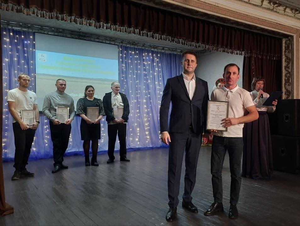 На профессиональном празднике наградили передовиков производства.