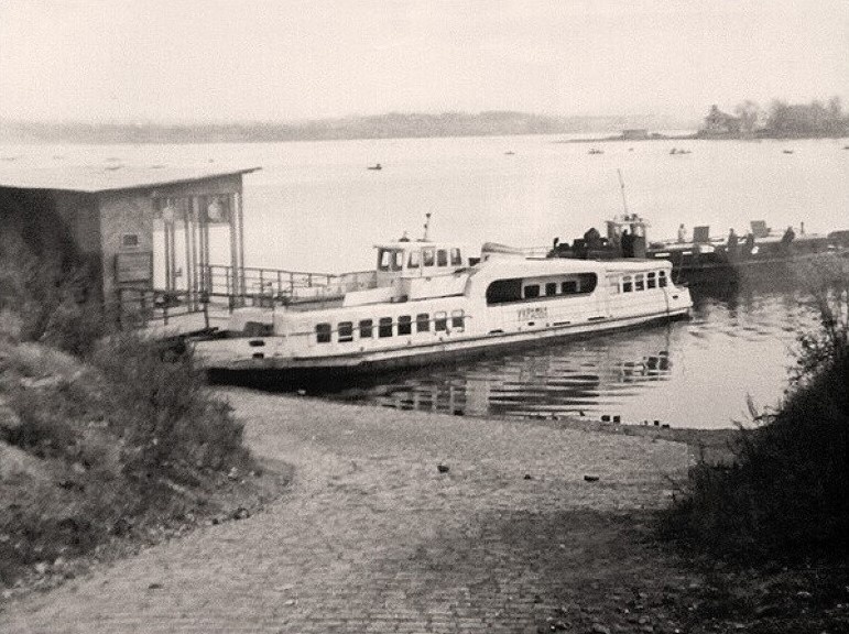 Теплоход «Украина» на причале Тагильского пруда. 1970-е годы. Фото их открытых интернет-источников