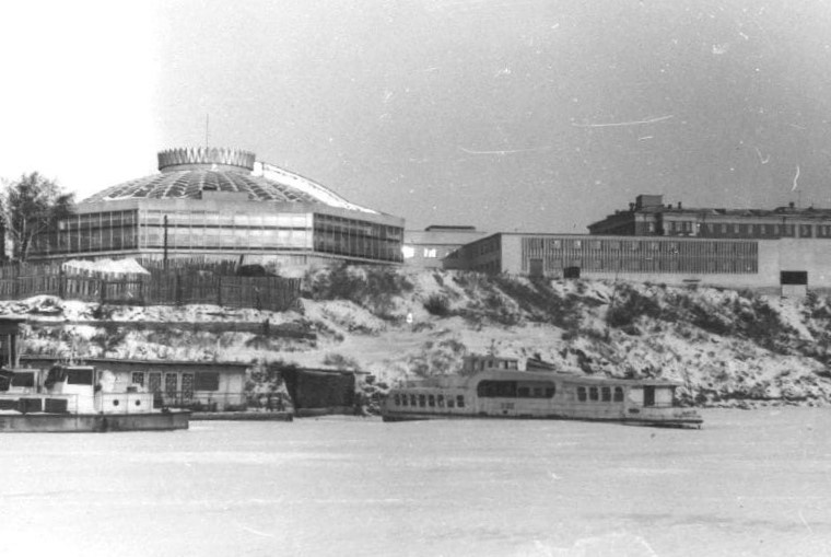 Речной трамвай проекта 222 на зимовке у городской пристани, 1970-е годы. Фото их открытых интернет-источников