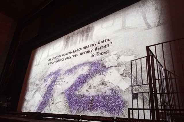    На сцене перед началом спектакля. Фото: АиФ/ Ксения Ермакова