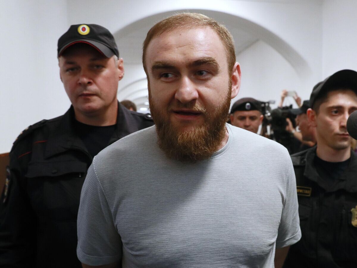    Бывший сенатор от Карачаево-Черкесии Рауф Арашуков перед началом заседания Басманного суда города Москвы© РИА Новости / Антон Денисов