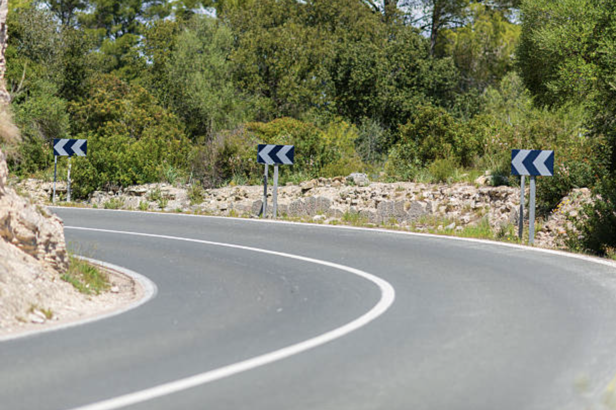 Так называемый "слепой поворот" является классическим примером ограниченной видимости