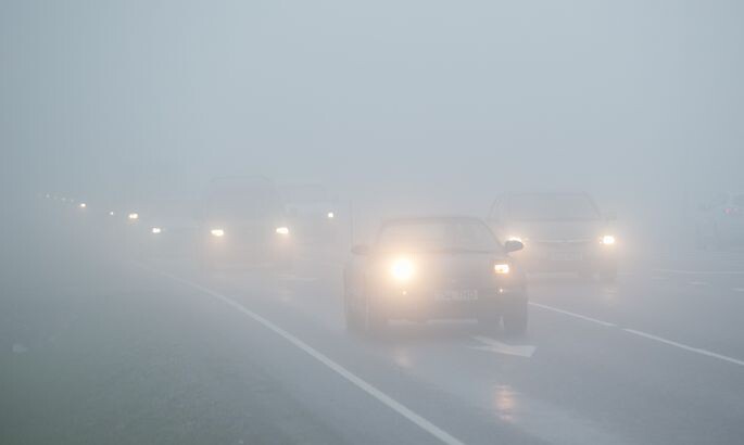 В условиях тумана необходимо соблюдать дистанцию до впереди идущего автомобиля в полтора-два раза больше, чем в нормальных условиях