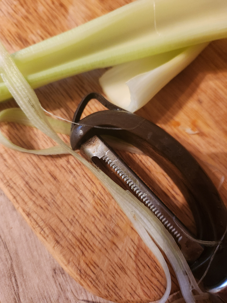 Так я чищу черешки сельдерея 