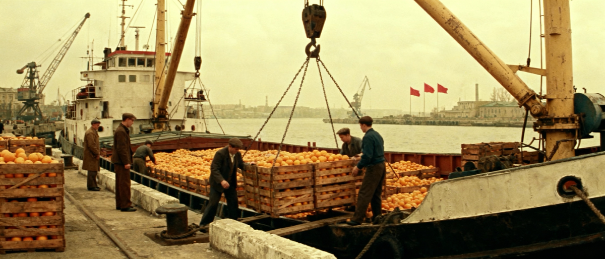 советский порт с разгрузкой ящиков апельсинов, документальное фото 1960-х годов