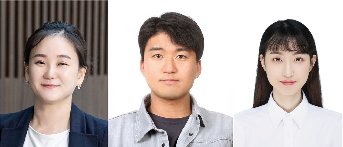Профессор Ли Хён Чжу (слева), доктор Ли Сан Мок и аспирант Сяоцзя Лян из факультета электрической и электронной инженерии KAIST [Предоставлено KAIST]