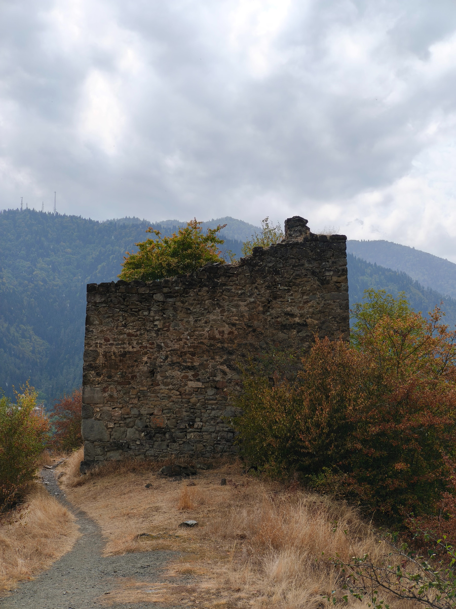 Развалины крепости на вершине горы над Боржоми. Листайте галерею.