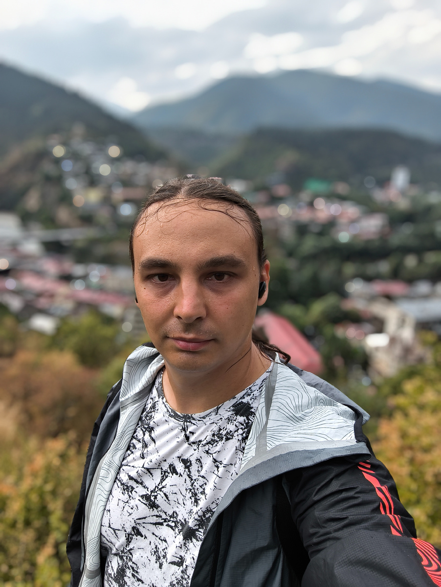 Мокрый от дождя стою на стене старой крепости