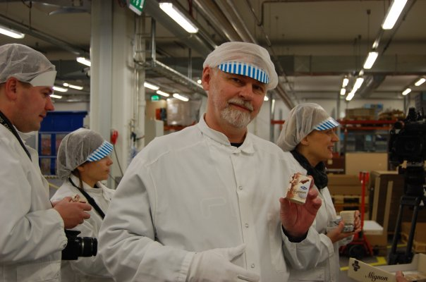 Это я на знаменитой кондитерской фабрике «Фацер» в Хельсинки в декабре 2009 года.
