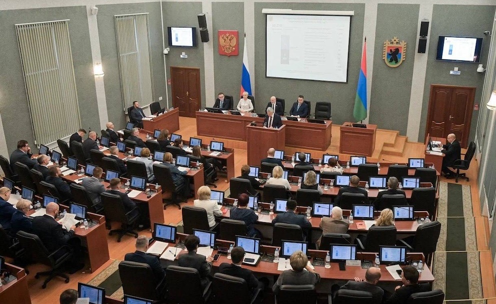 Глава Карелии А. Парфенчиков представляет депутатам Заксобрания Карелии проект республиканского бюджета на 2026 год.