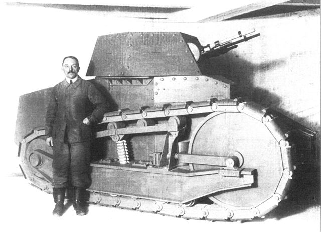 Луи Рено перед деревянным макетом легкого танка FT, декабрь 1916 года