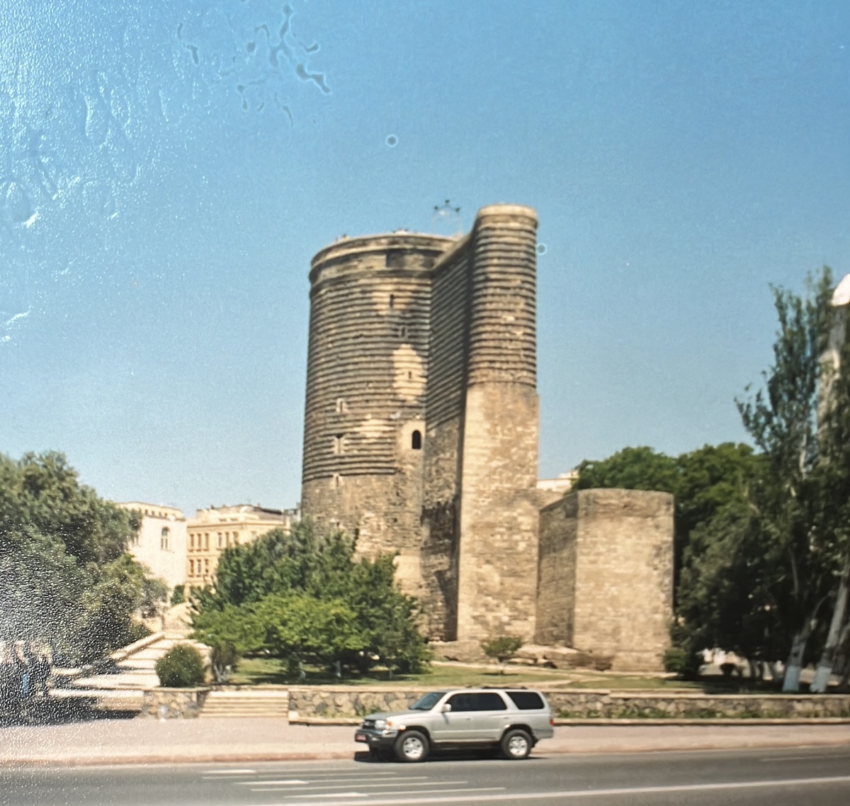 Фото автора. Один из символов города «Девичья башня». 