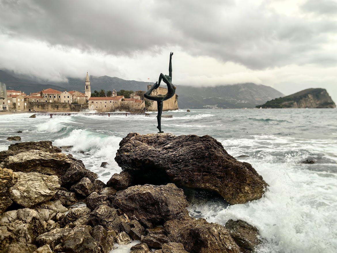 Знаменитая балеринка - визитная карточка Будвы