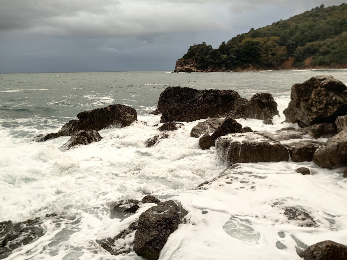 Пляж Могрен в дождливую погоду. Невероятно хорош и ароматен!