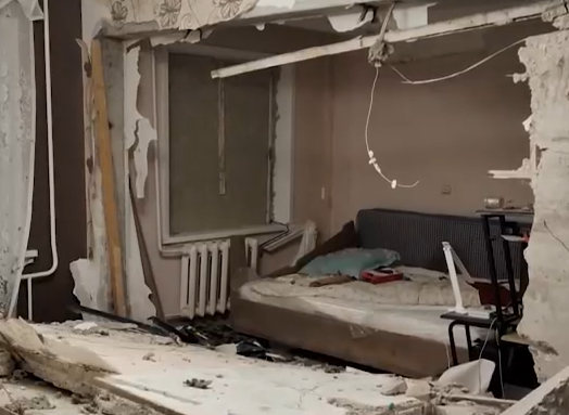     Пообщались с жильцами ачинского дома, где накануне произошёл взрыв