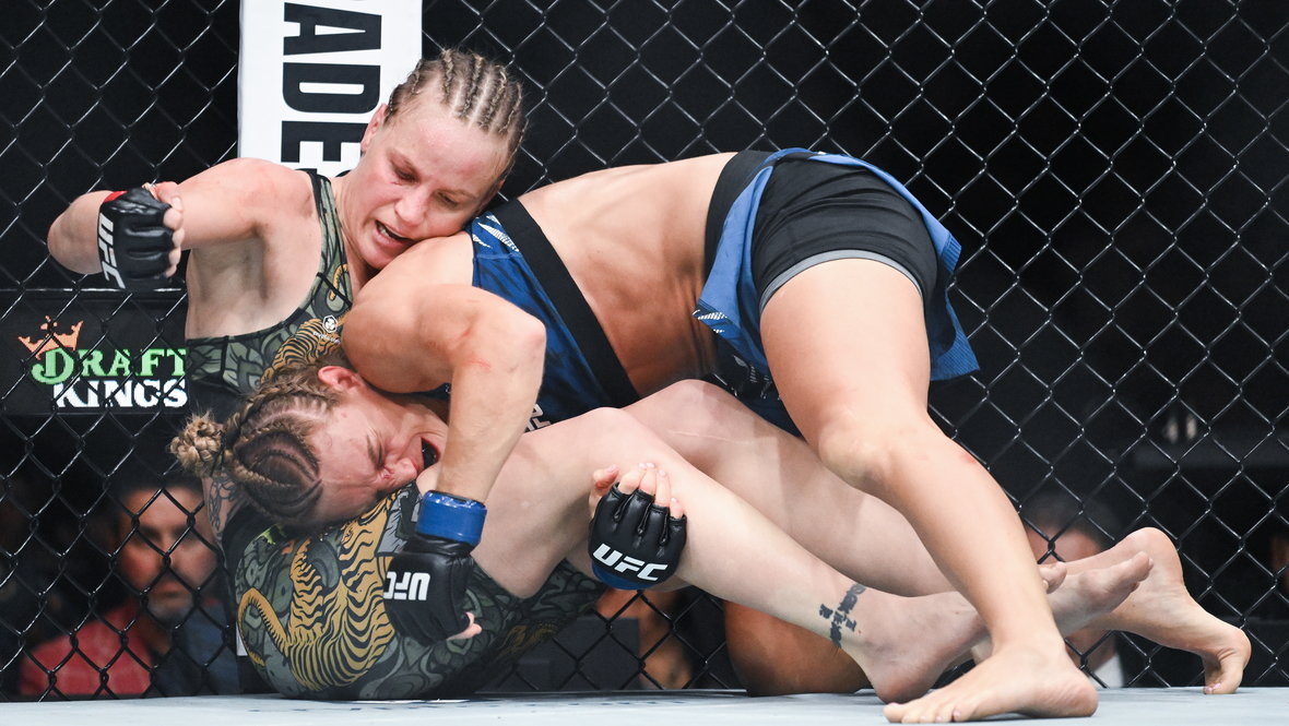    Валентина Шевченко (слева) в поединке с Манон Фьоро. Global Look Press