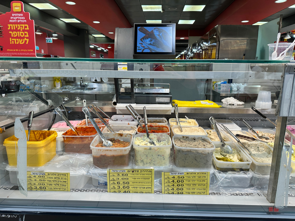 Это тоже какие-то паштеты и намазки, но развесные.