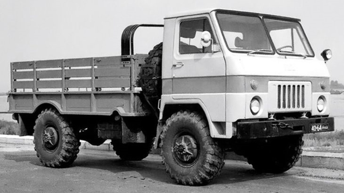 На фотографии: ГАЗ-3301 – бортовой грузовой автомобиль, кабина создана в 1979 году. Внешний вид. Источник фото: https://www.drive2.ru/b/521978852709236839/