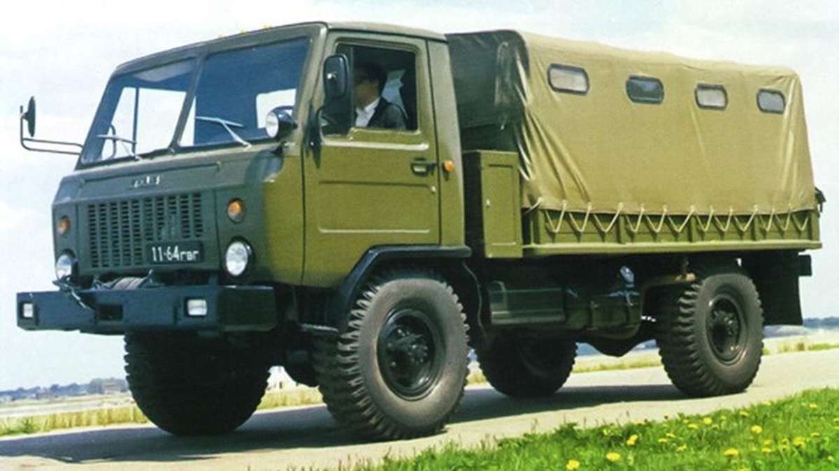 На фотографии: ГАЗ-3301 – тентованный грузовой автомобиль. Внешний вид.