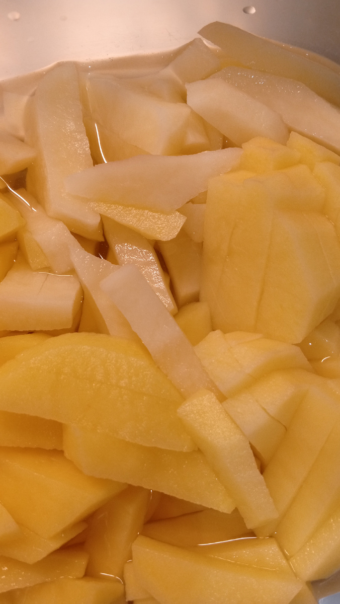 Нарезанный картофель. Фото автора.