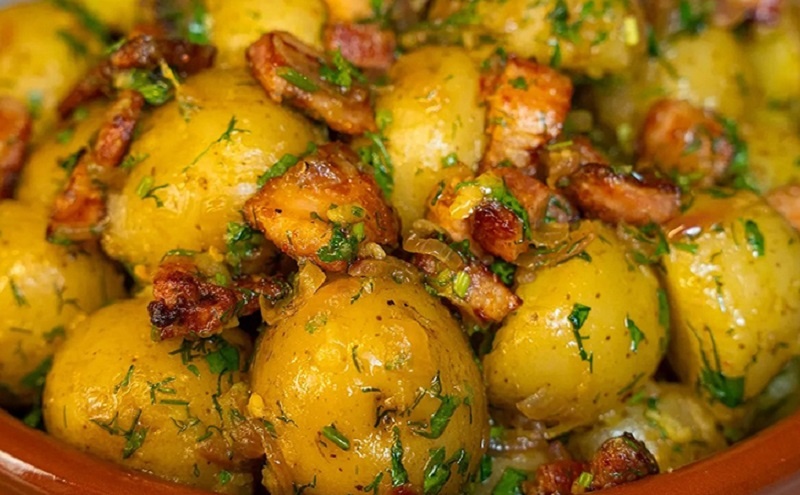 Картофельный салат с беконом и зеленью: немецкая классика на грузинский лад