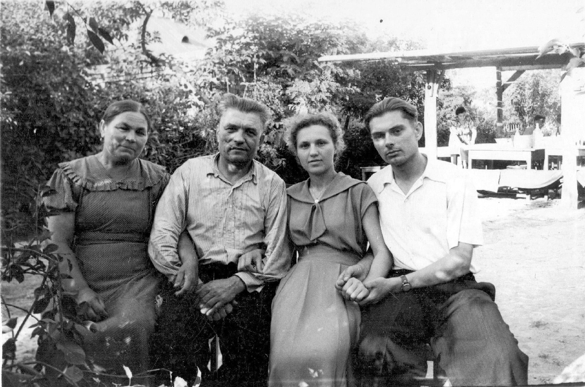 Суббота А.П. справа вместе с родителями.