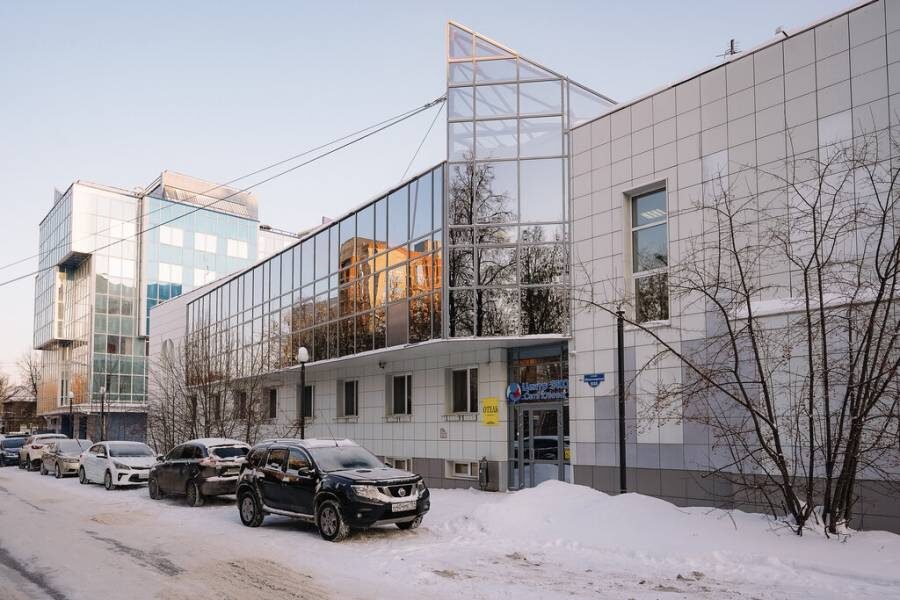 фото из открытого источника. Вот та желтенькая табличка с названием отеля