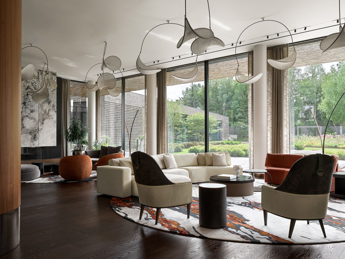 Гостиная. Облегчённые портьеры на электрокарнизах — Decortier. Проект Decortier x Borosa. 