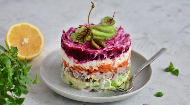 Салат со скумбрией и свёклой: сочные слои и лёгкая заправка без лишнего майонеза
