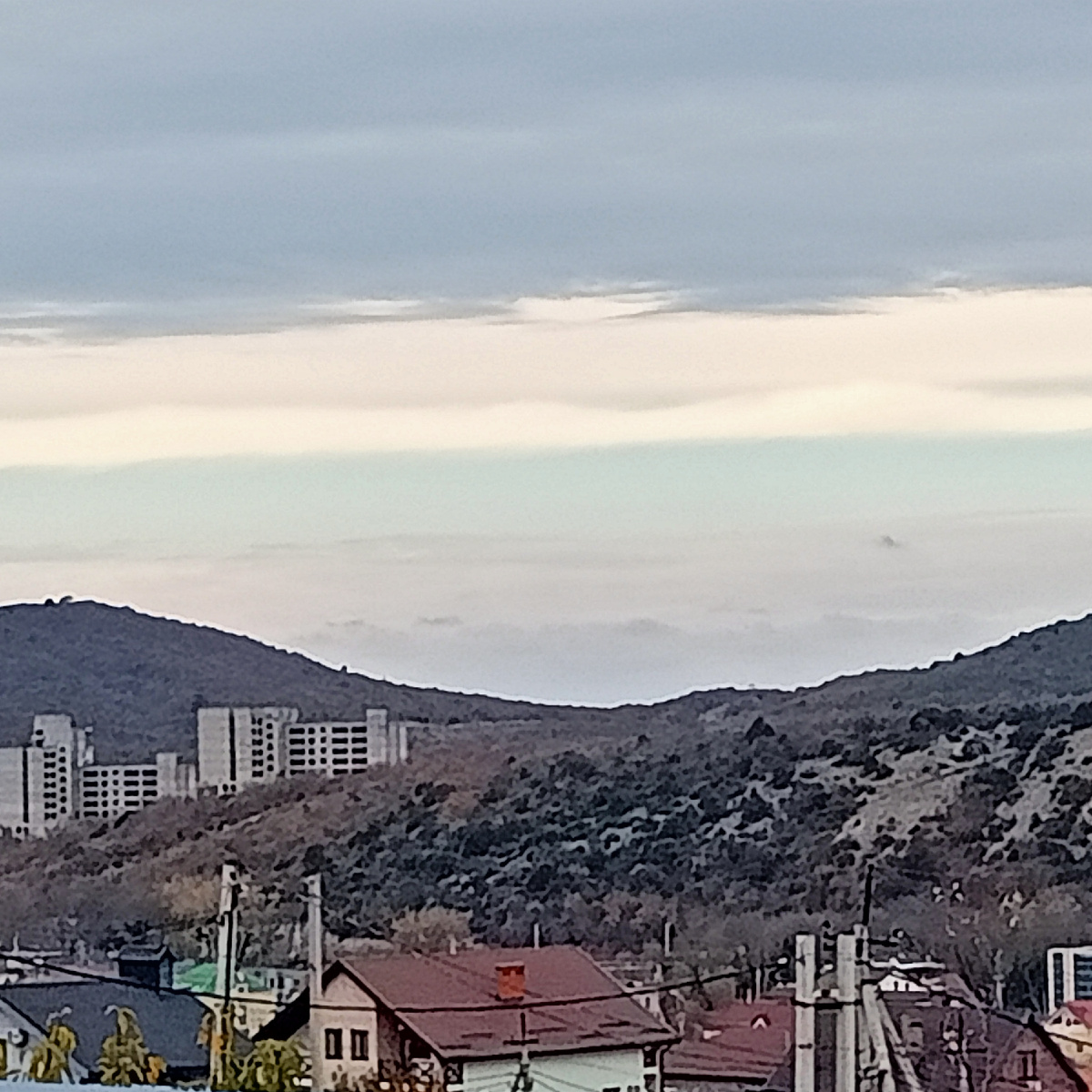 Тучки разбегаются, небо чистое проглядывает