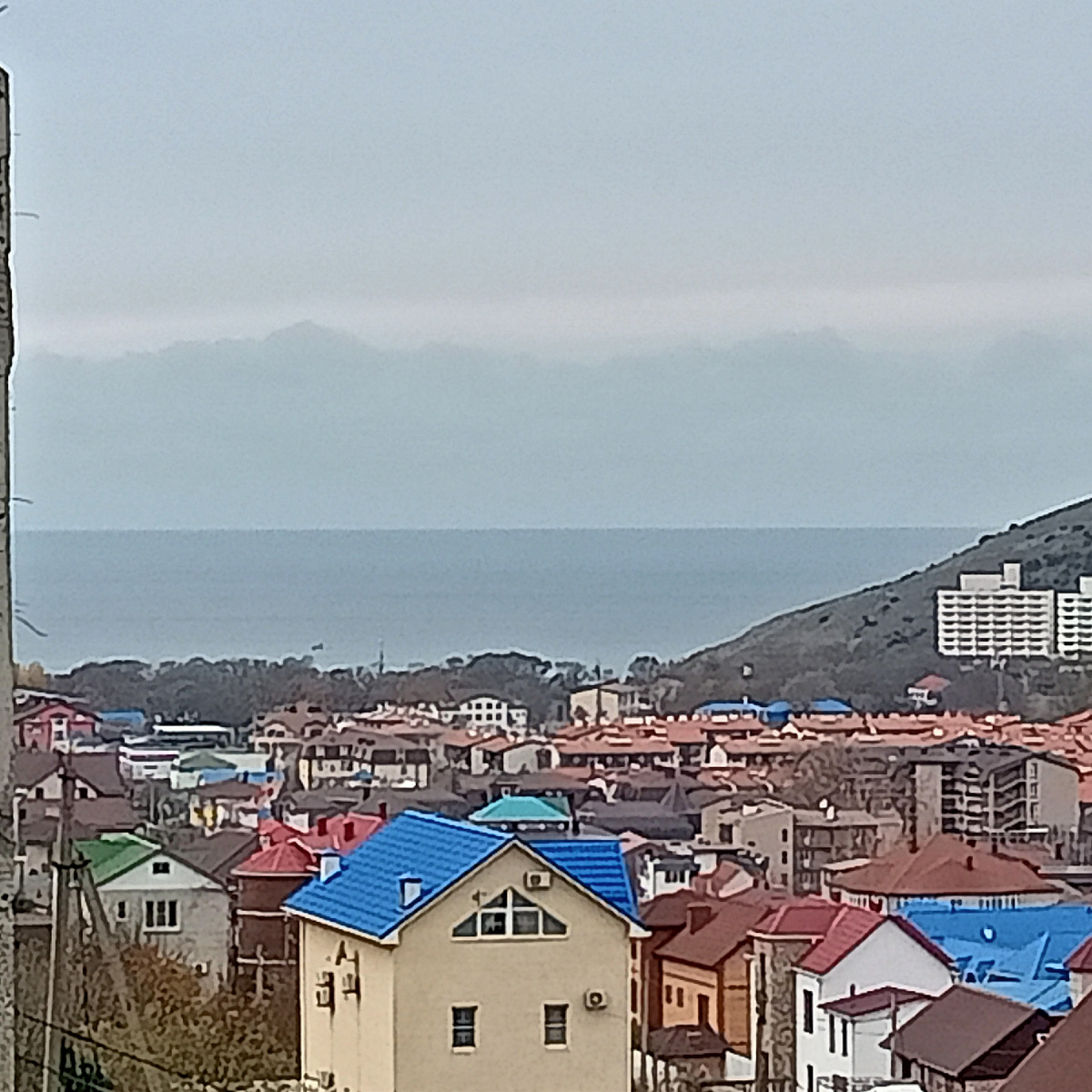 Море. Вид с улицы Лесной