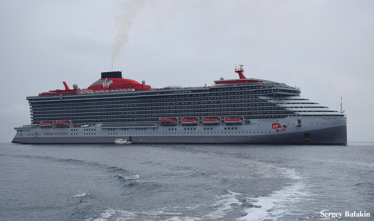 Лайнер «Resilient Lady» на рейде острова Миконос, октябрь 2025 г. Фото автора