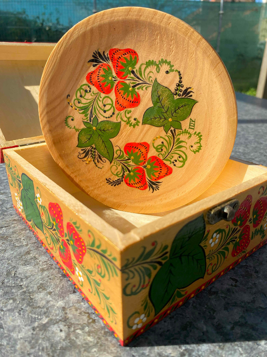 Автор работ: Ирина Де Висенте,  художник, преподаватель школы-мастерской "Расписной Дом"