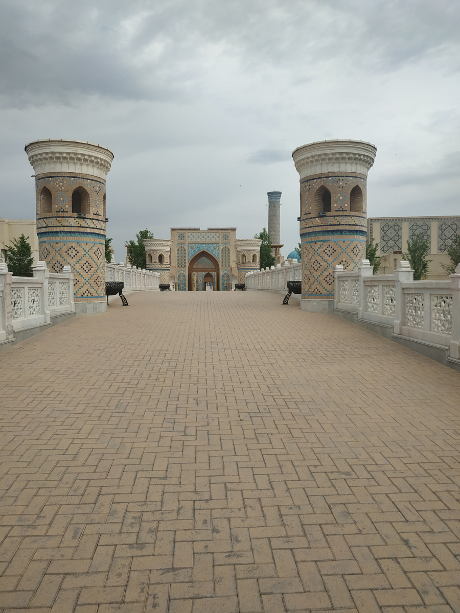 Вечный город» — историко-этнографический парк в Самарканде, открытый в сентябре 2022 года. Расположен на территории, прилегающей к элитному гостиничному комплексу Silk Road Samarkand и Самаркандскому гребному каналу. Территория — 17 га. На ней воссоздан восточный город, в котором представлены архитектурные стили практически всех регионов Узбекистана. Реконструкция исторических объектов. Например, согдийского замка, обсерватории Улугбека. ( Википедия)