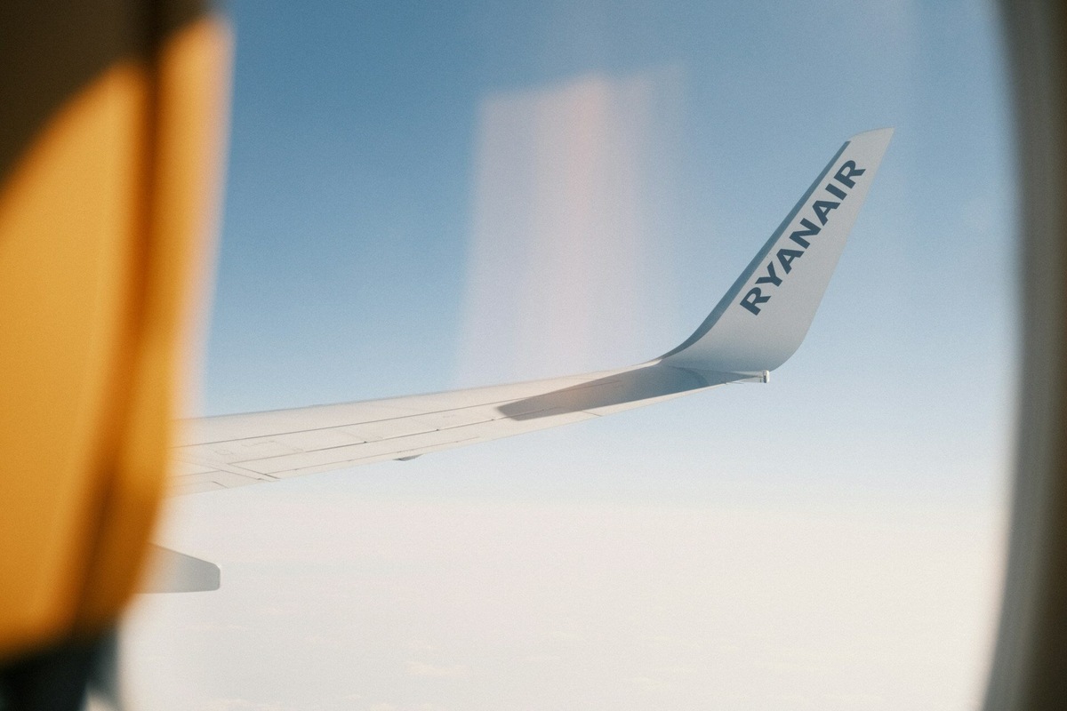 Распространённый способ снизить расходы на керосин — установить на конце крыла винглеты, маленькие вертикальные законцовки. Авиакомпании часто размещают на винглетах свой логотип, который потом фотографируют пассажиры. Фото: Luca Merz / Unsplash