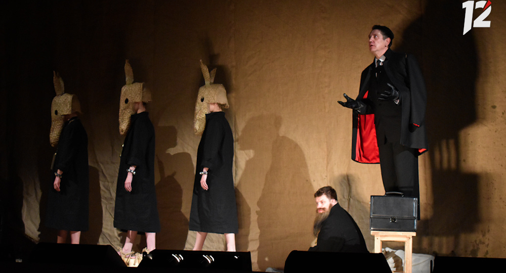 В омском ТЮЗе поставили «Мертвые души» в жанре страшной русской сказки (12+)