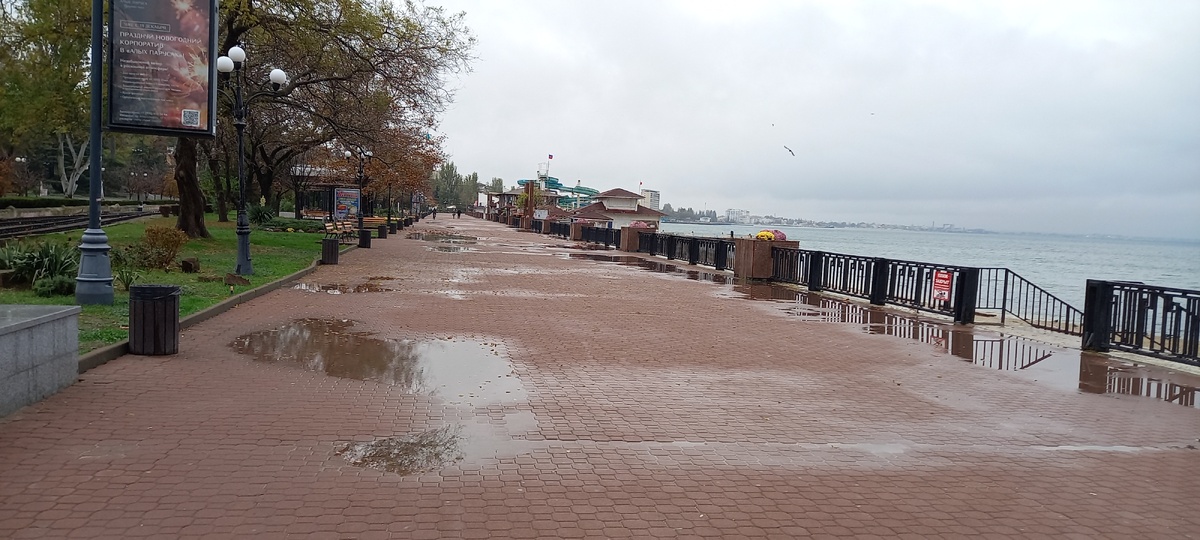 Опустевшая набережная после дождя