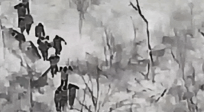 Судя по кадрам, снятым с нашего беспилотника, эта группа украинских военных сдалась по предварительной договорённости, а потому выходила организованно, неся своих раненых. Источник: ТГ-канал "Военный Обозреватель"