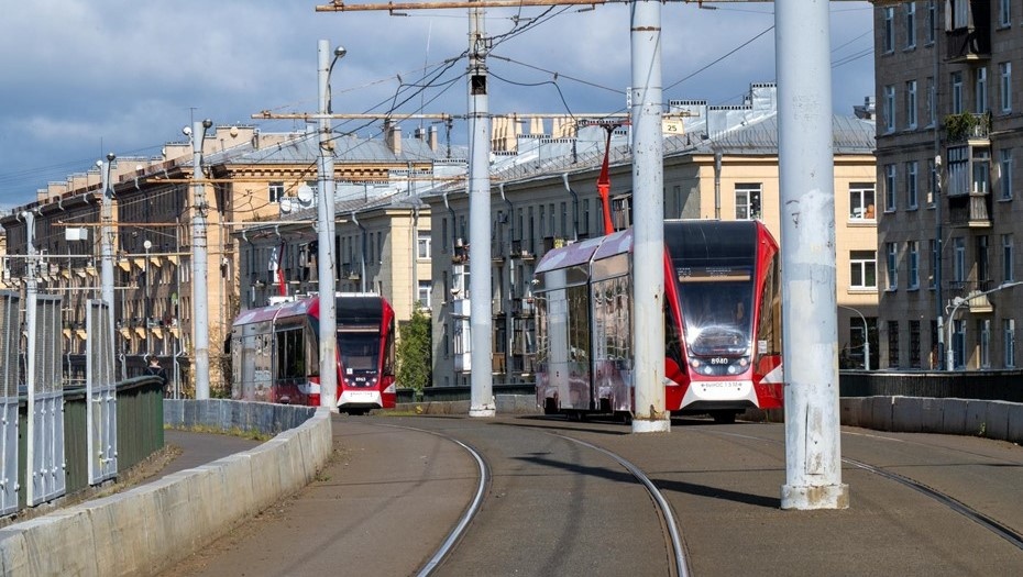 Автор фото: Михаил Тихонов / "Деловой Петербург". Трамваи едут по трамвайному мосту в районе Автово (Кронштадтский путепровод). Расположен в створе Кронштадтской улицы и пересекает железнодорожные пути станции Автово, реку Красненькую, а также несколько автомобильных проездов.