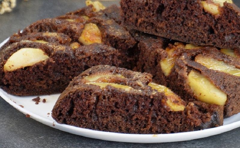 Шоколадно-яблочный пирог на сковороде: быстрый десерт без хлопот