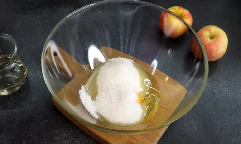 Шоколадно-яблочный пирог на сковороде: быстрый десерт без хлопот