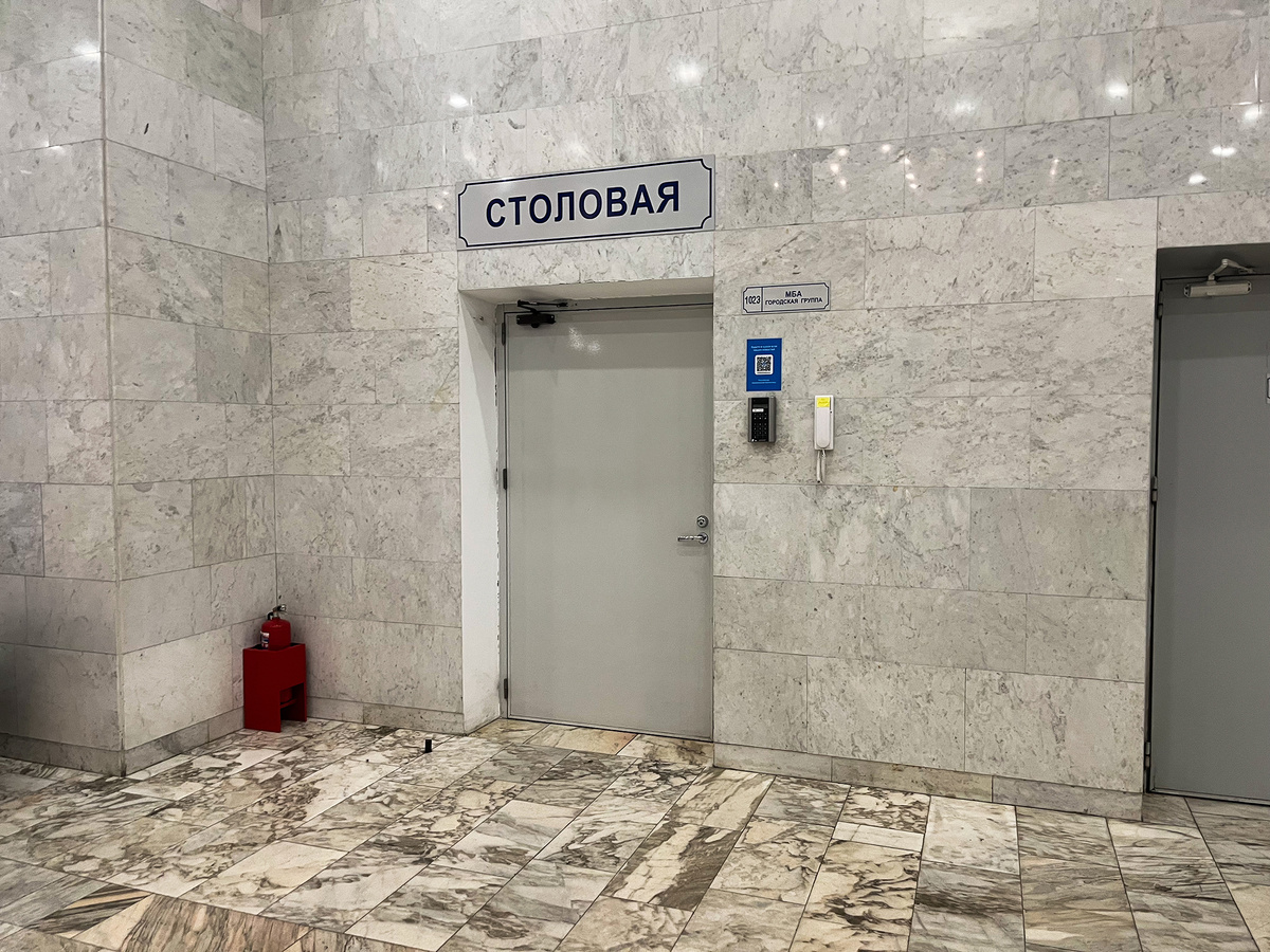 Дверь, ведущая в столовую на территории Российской Национальной Библиотеки, находится справа после входа →