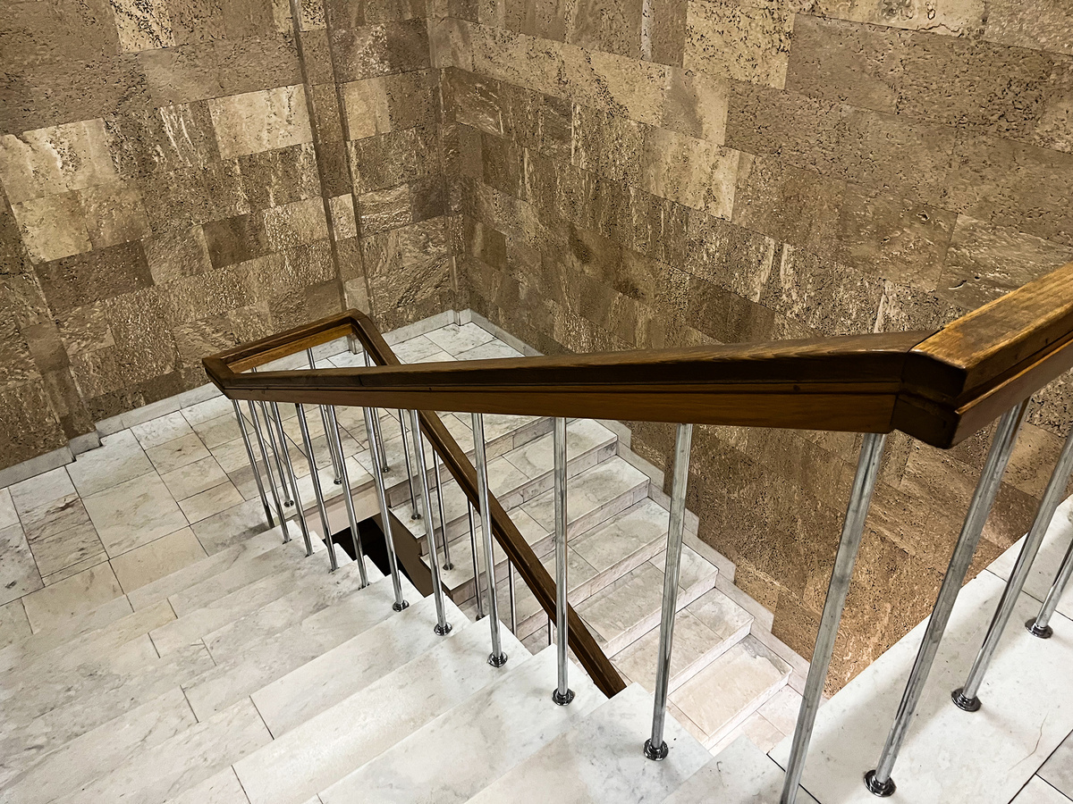 Лестница к столовой →